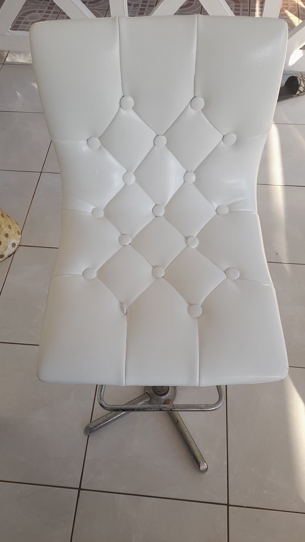 Chaise en cuir blanc après