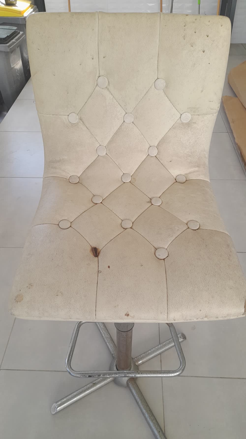 Chaise en cuir blanc avant
